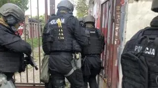 Policjanci weszli do czterech mieszkań na terenie Łodzi