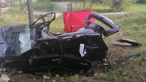 Kierowca po wypadku chodził wokół rozbitego auta, próbował ratować pasażerkę, teraz sam walczy o życie