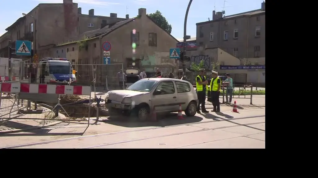 Auto wpadło do wykopu, sprawca poszukiwany