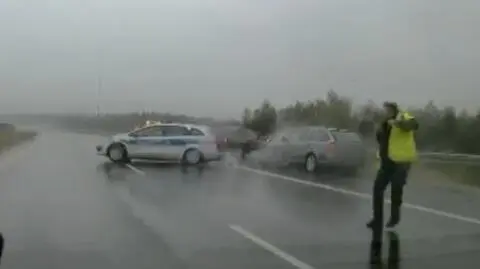 Tak doszło do zderzenia czterech aut, w tym radiowozu na A1. Trzy osoby trafiły do szpitala