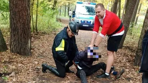 Biegał po parku z kijem, zrywał ludziom maseczki