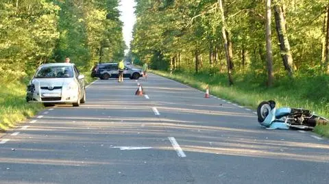 Podczas wyprzedzania uderzył w bok skręcającego motocykla. Dwie osoby ranne