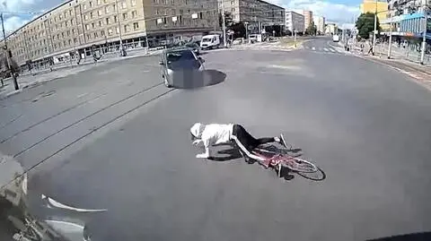 Upadł na rowerze tuż przed autobusem. Refleks miejskiego kierowcy zapobiegł tragedii. Nagranie
