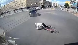 Rowerzysta przewrócił się tuż przed nadjeżdżającym autobusem