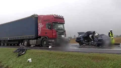 Czołowo zderzyli się z ciężarówką. Nie żyją dwie osoby, śmigłowiec przetransportował dziecko do szpitala
