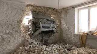 Auto przebiło ścianę domu przy ul. Warszawskiej