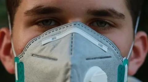 Konsekwencje mogą pojawić się u osób, które zakażenie przeszły bez poważnych objawów