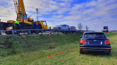 Bentleye znalazły się w rowie