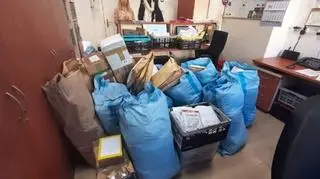 Pakiety z materiałem biologicznym zalegające w policyjnym laboratorium (materiał archiwalny)