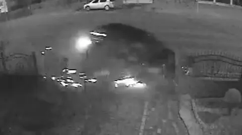 Uciekał przed policją, zmiótł bramę i ogrodzenie