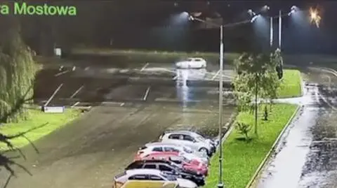 Drift na parkingu "nagrodzony" rozbitym autem i mandatem