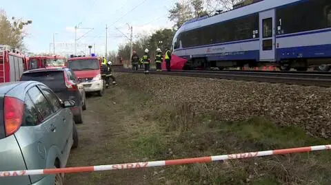 "Wjechał na przejazd mimo zamkniętych rogatek". Pociąg uderzył w auto, kierowca nie żyje
