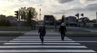 Posłanka na pasach, sygnalizator pokazuje czerwone światło