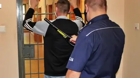Policja: potrącił nastolatkę, ominął i odjechał. Zarzuty dla kierowcy i pasażera auta