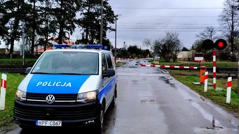 Pełnił dyżur na przejeździe kolejowym, był nietrzeźwy. Świadek: ktoś podawał mu alkohol przez okno