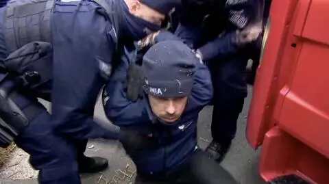 Lider rolniczych protestów skuty i wylegitymowany. Blokada drogi w Koszutach zakończona