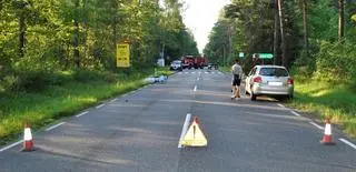 Policja: kierowca toyoty wyprzedzał, uderzył w skręcający motocykl