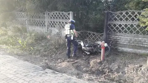 Siła uderzenia wyrzuciła motocyklistę i jego pasażera z pojazdu. Obaj zginęli na miejscu