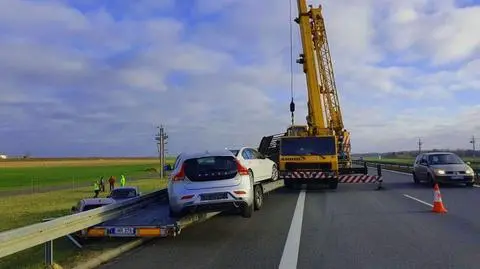 Luksusowe auta w rowie. Przewróciła się laweta