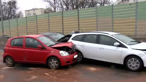 Trzy rozbite auta, dwie osoby w szpitalu
