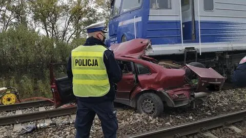 Wypadek na przejeździe, dwie osoby zginęły. "Sygnalizator pokazywał czerwone światło"