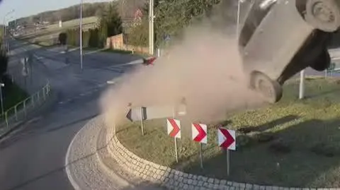 Samochód przeleciał ponad 60 metrów
