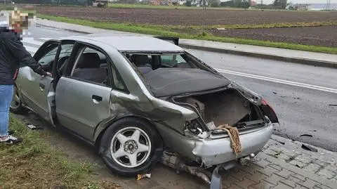 Uderzył w auto listonoszki, uciekł. Rannej kobiecie pomagali świadkowie