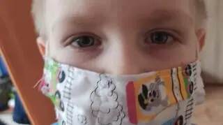 Policjantce pomaga trzyletni synek