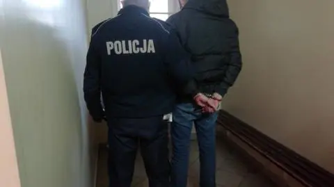 Obserwował przechodniów, zaatakował przypadkową kobietę. "Wbił jej nóż 22 razy"