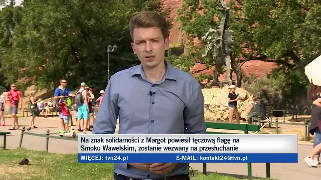 Smok Wawelski z tęczową flagą
