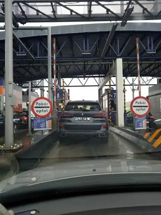Auto zostało zatrzymane na bramkach autostradowych