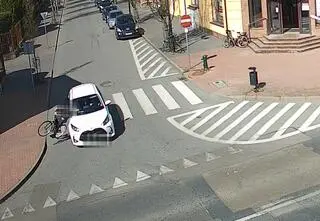 Wjechał rowerem pod koła osobówki. Rowerzysta trafił do szpitala