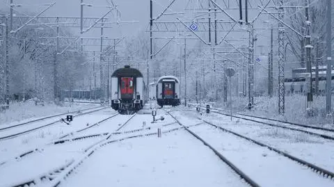 Zima, śnieg, pociąg