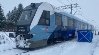 Pociąg potrącił dwóch mężczyzn odśnieżających tory