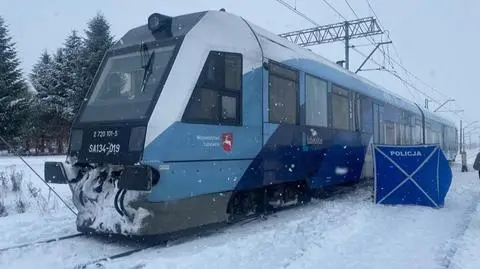 Trzej pracownicy kolei odśnieżali tory, jeden zginął pod kołami pociągu