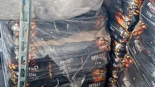 Z marketu zniknęły worki z brykietem 