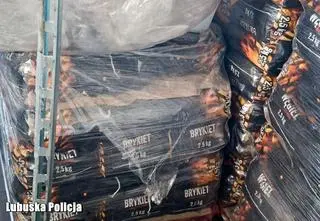 Uciekając z łupem, nie zauważyli, że rozerwał się worek i zostawiają ślad