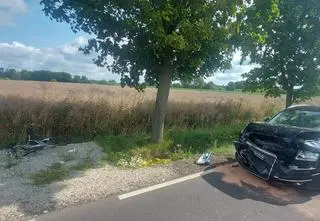 Jechał za rowerzystką, w jego auto uderzył inny kierowca. Kobieta nie żyje