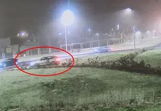 Na rondzie pojechał prosto. Stracił prawo jazdy i stanie przed sądem