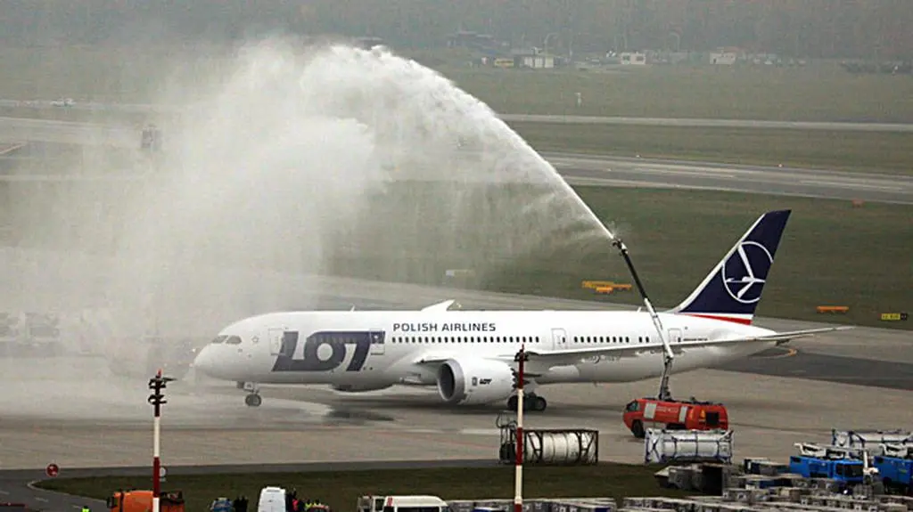 10.51 - Dreamliner wylądował na warszawskim Okęciu