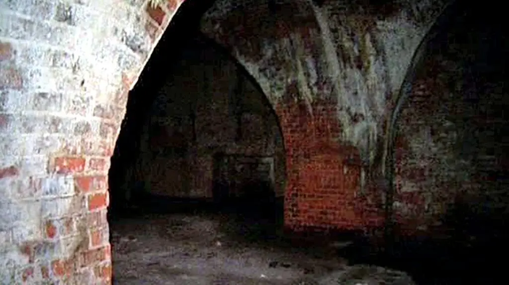 10 metrów pod Kaponierą 