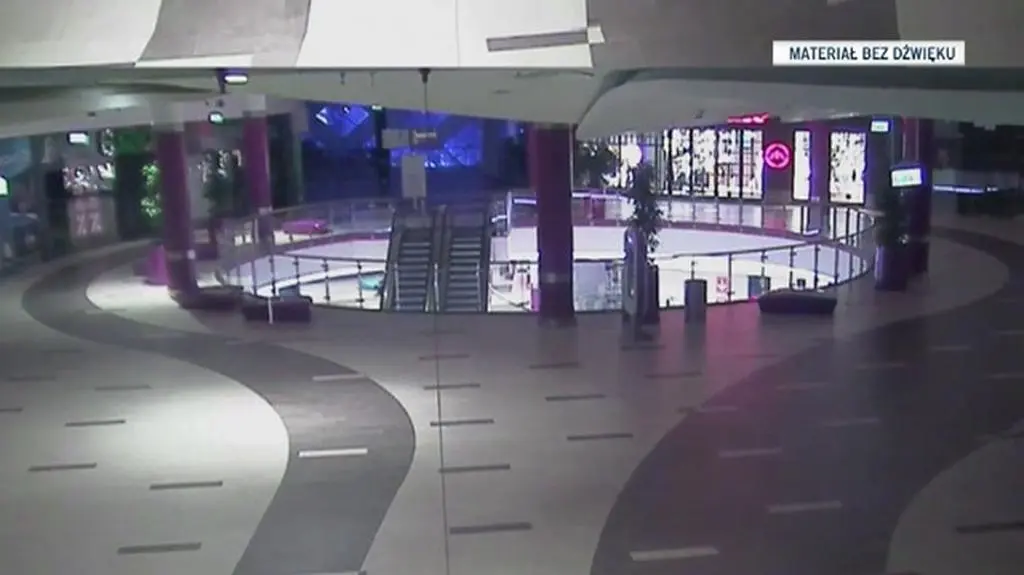 300 metrów sufitu runęło w galerii handlowej. Zobacz co nagrał monitoring