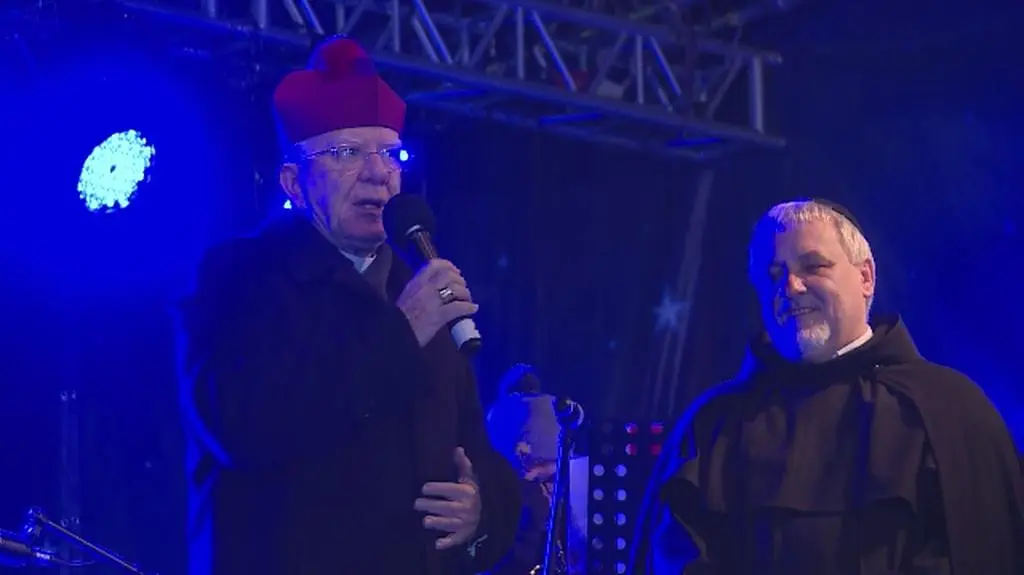 Abp Marek Jędraszewski złożył świąteczne życzenia wszystkim przybyłym przed stajenkę w Krakowie