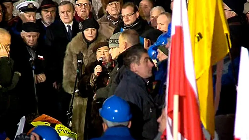 Aktorka Katarzyna Łaniewska recytuje na Marszu Wolności