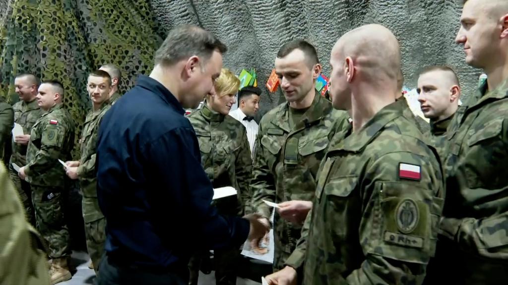 Andrzej Duda podzielił się z żołnierzami opłatkiem 