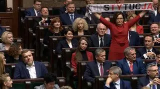 Anita Sowińska pokazała szalik z napisem "Konstytucja" podczas ślubowania w Sejmie