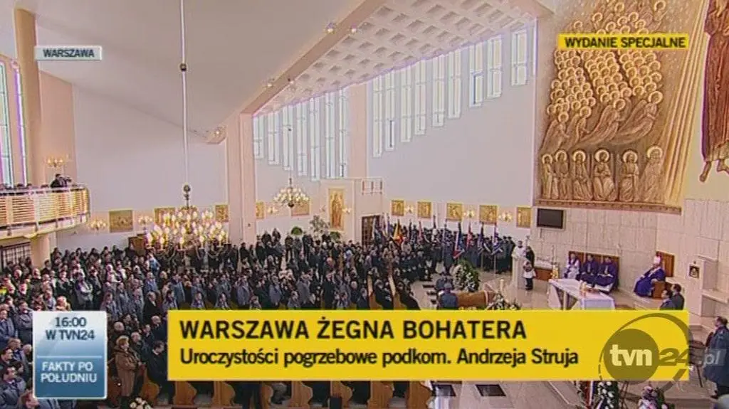 Anna Struj z córeczkami żegna swego męża