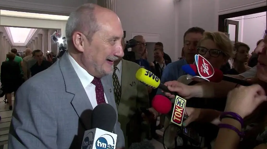 Antoni Macierewicz w rozmowie z dziennikarzami 