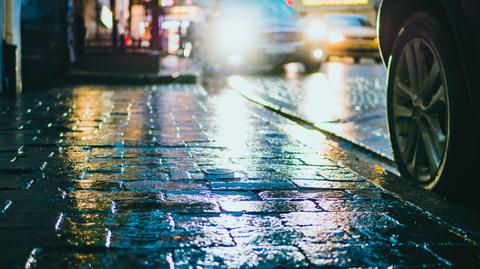 Niebezpieczne warunki na drogach. Ostrzeżenia IMGW w wielu województwach