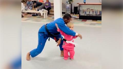 Trzylatka powala swojego trenera jiu-jitsu